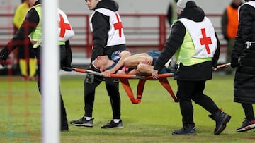 Filipe Luis, retirado en camilla del campo del Lokomotiv de Moscú.