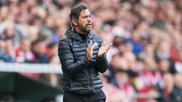 Quique aplaude a sus jugadores en el último partido del Getafe en San Mamés.