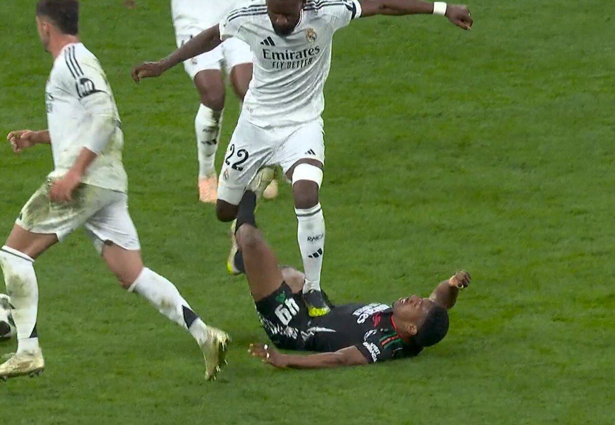 Pisotón de Rüdiger sobre Lewis-Skelly.