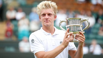 Alejandro Davidovich posa con el trofeo.