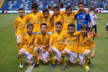 Los niños protagonizaron los protocolos de la jornada 16