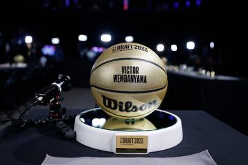 Detalle del balón dorado del draft que se le entregó a Victor Wembanyama como número 1 del draft de 2023.