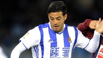 Carlos Vela pugna con Inui por un bal&oacute;n.