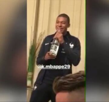 El jugador de Moda del Monáco tuvo que cantar ante sus compañeros de la selección de Francia.
