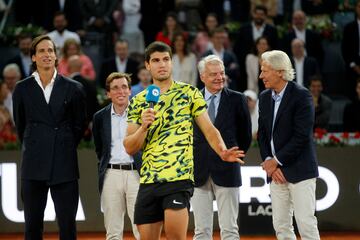 Carlos Alcaraz demostró en la final del Mutua Madrid Open que a los 20 años recién cumplidos su grado de madurez deportiva es altísimo. El número dos del mundo, que ahora tiene a tiro de un partido en Roma el número uno, venció en tres sets (6-4, 3-6 y 6-3) y 2h25 a Jan-Lennard Struff, el alemán de 33 años y 65º del mundo.