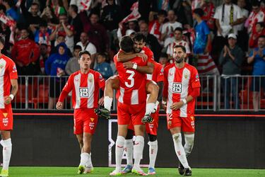 El Almería se crece ante los rivales directos