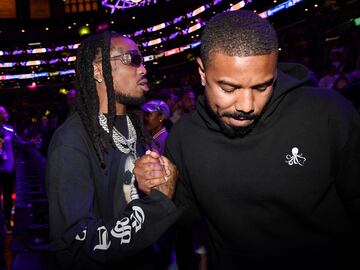 El rapero y productor musical Quavo y el actor Michale B. Jordan se saludan durante el sexto encuentro de la semifinal. 