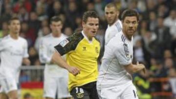 Xabi, en una acción ante el Sevilla.