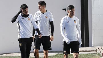 Enz&oacute; P&eacute;rez y Daniel Parejo, jugadores del Valencia, durante un entrenamiento