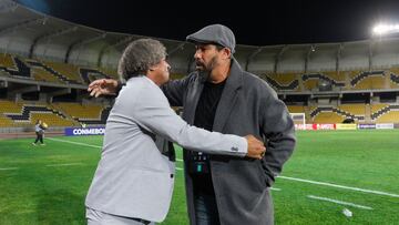 AMDEP700. COQUIMBO (CHILE), 25/04/2024.- El entrenador Pablo Sánchez (d) de Palestino saluda al entrenador Alberto Gamero de Millonarios este jueves, en un partido de la fase de grupos de la Copa Libertadores entre Palestino y Millonarios en el estadio Municipal Francisco Sánchez Rumoroso en Coquimbo (Chile). EFE/ Hernán Contreras