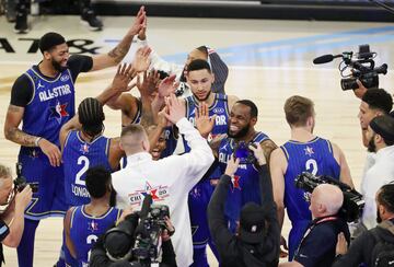 Los jugadores del Team LeBron celebran su victoria en el All Star Game 2020.