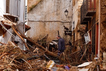 Un hombre camina entre los escombros después de que las fuertes lluvias provocaran inundaciones, en Letur, España.