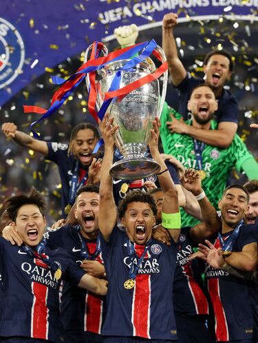 Los jugadores del Paris Saint-Germain celebran la victoria tras ganar la final de la UEFA Champions League entre el Paris Saint-Germain.