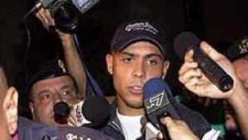 <b>ASEDIADO.</b> La indignación de los hinchas italianos no deja de significar lo mucho que le echarán de menos.