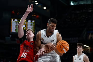 SImon Birgander (UCAM) y Edy Tavares (Real Madrid) pelean un baln.