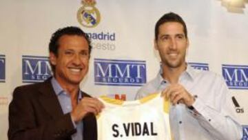El nuevo jugador del Real Madrid de baloncesto Sergi Vidal aseguró hoy en su presentación que jugar en el conjunto blanco supone "una ilusión muy grande" para él, y reconoció que cuando vio la posibilidad de recalar en la entidad madridista no lo dudó "ni un momento".