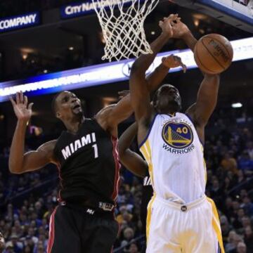 Chris Bosh lucha por el balón con Harrison Barnes.