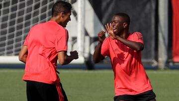 Vinicius bromea con Varane durante el entrenamiento del Real Madrid.