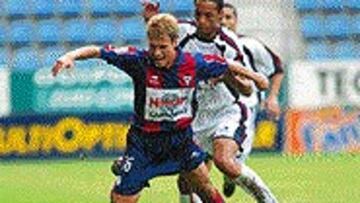 Corredoira le gana la posición a Valdo.