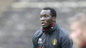 Lukaku es un delantero joven (21 años) y muy potente.