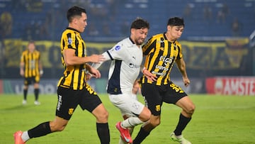 Independiente's Chilean defender #05 Felipe Loyola fights for the ball with Guarani's forward #20 Alexandro Maidana and Guarani's defender #32 Alexis Cantero during the Copa Sudamericana group stage football match between Paraguay's Guarani and Argentina's Independiente at the Defensores del Chaco stadium in Asuncion on April 22, 2025. (Photo by DANIEL DUARTE / AFP)