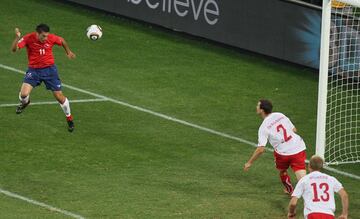 El peligro de Chile se llamaba Mark González. El delantero tenía claras cuáles eran las intenciones de la selección chilena: “España es la más fuerte del grupo, así que ganarla por primera vez en nuestra historia sería como un regalo caído del cielo. Va a ser muy difícil, pero seguro que nos van a respetar. Vamos a tratar de jugarles de tu a tu…”.