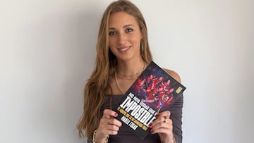 La periodista Maria Tikas posa con su libro 'No nos digas que es imposible'.