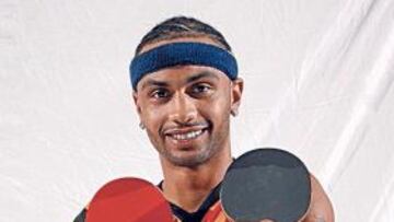 <b>TODO UN MAESTRO. </b>Fitch posa con las palas de tenis de mesa.