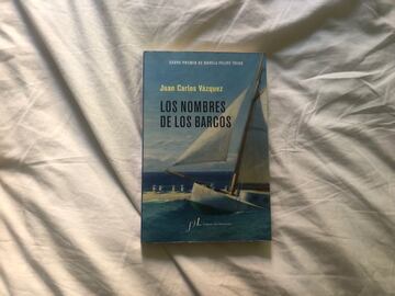 'Los nombres de los barcos' es una novela escrita por el leonés Juan Carlos Vázquez que ganó el Premio Felipe Trigo en 2018. De misterio, marítima y gui?o al fútbol: comienza con la celebración de LaLiga de 2014 en Neptuno por la afición del Atlético, algo que unos ladrones apovechan para robar en el Thyssen dos célebres marinas: 'La se?al de peligro', de Winslow Homer, y 'El Martha McKeen', de Edward Hopper. El comienzo de un libro trepidente que entronca con la guerra de los balcanes y una terrible afición... De aventuras, de los que agarras y ya no puedes soltar.