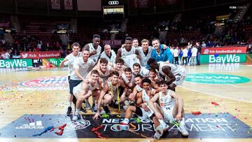 Los jugadores del Real Madrid júnior celebran su victoria en el torneo de Múnich.