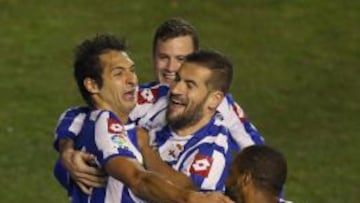 Los jugadores del Depor celebran el primer gol.