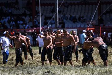 Los luchadores turcos pelean durante el 661º torneo anual de lucha libre de aceite de oliva de Kirkpinar en Sarayici, cerca de Edirne, en el oeste de Turquía. En Kirkpinar, los concursantes, desnudos hasta la cintura, están empapados en aceite de oliva de pies a cabeza y visten pantalones de cuero especialmente diseñados. Los combates uno contra uno que se organizan cada verano se parecen mucho a los primeros que se celebraron hace casi 650 años. Tres toneladas de aceite de oliva se utilizan cada año para la ocasión. 