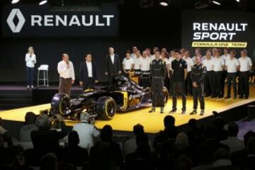 El presidente de Renault Carlos Ghosn presenta junto a los pilotos oficiales Kevin Magnussen y Jolyon Palmer el nuevo Renault RS16 para 2016.