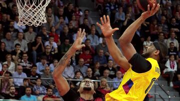 GRAF7992. ZARAGOZA, 27/10/2019.- El pívot del Casademont Zaragoza, Javier Justiz, y Brandon Davies, ala-pívot del Barça, durante el partido de la sexta jornada de Liga que disputan este domingo en el Pabellón Príncipe Felipe de la capital aragonesa . EFE/Javier Cebollada