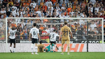 0-1. Robert Lewnadowski marca el primer gol en el minuto 93.