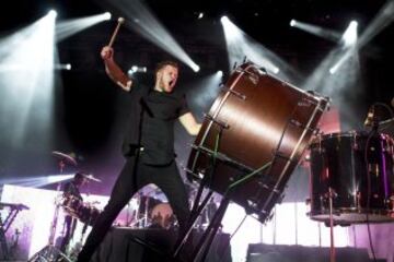 Dan Reynolds, de Imagine Dragons con los enormes tambores que toca en el grupo.
