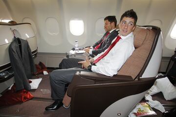 Fernando Torres, el héroe de la Eurocopa de Selecciones de 2008, junto con Xabi Alonso, en el vuelo rumbo a Sudáfrica.