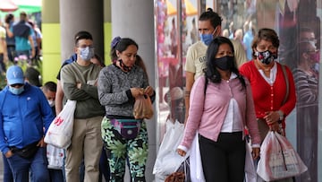 Personas en Colombia haciendo fila.