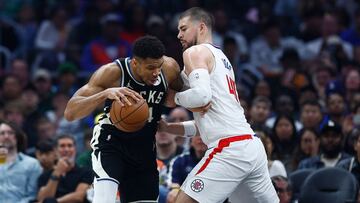 LOS ANGELES, CALIFORNIA - MARCH 10: Giannis Antetokounmpo #34 of the Milwaukee Bucks controls the ball against Ivica Zubac #40 of the LA Clippers in the first half at Crypto.com Arena on March 10, 2024 in Los Angeles, California. NOTE TO USER: User expressly acknowledges and agrees that, by downloading and/or using this photograph, user is consenting to the terms and conditions of the Getty Images License Agreement.   Ronald Martinez/Getty Images/AFP (Photo by RONALD MARTINEZ / GETTY IMAGES NORTH AMERICA / Getty Images via AFP)