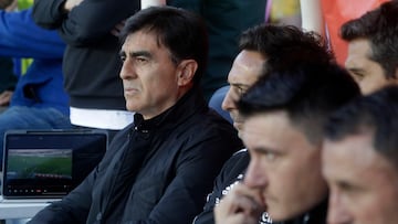 Futbol, Colo Colo vs Real Betis.
Partido Amistoso 2022.
El entrenador de Colo Colo Gustavo Quinteros es fotografiado durante el partido amistoso contra Real Betis disputado en el estadio Ester Roa Rebolledo de Concepcion, Chile.
16/11/2022
Eduardo Fortes/PHOTOSPORT
Football, Colo Colo vs Real Betis.
2022 Friendly Match.
Colo Colo's head coach Gustavo Quinteros is pictured during the friendly match against Real Betis held at the Ester Roa Rebolledo stadium in Concepcion, Chile.
16/11/2022
Eduardo Fortes/PHOTOSPORT