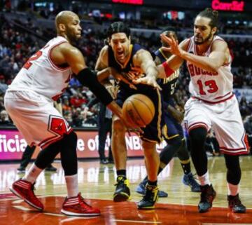 Luis Scola pierde el balón ante la marca de Taj Gibson y Joakim Noah.