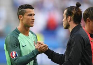 Cristiano Ronaldo saluda a Gareth Bale.