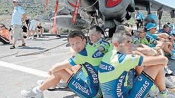 <b>PORTAAVIONES GARIBALDI. </b>El Giro 2007 se presentó ayer en el Portaaviones Garibaldi. En la imagen, el Liquigas de Danilo Di Luca.