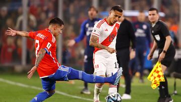 El jugador de la seleccion chilena, Matías Fernandez, disputa el balón con Yoshimar Yotún de Perú durante el partido de clasificacion al Mundial 2026.