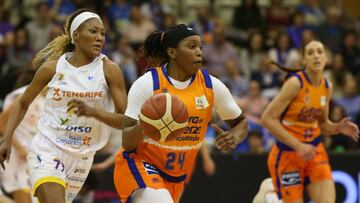 Alexis Brown conduce el bal&oacute;n durante el Valencia-Ciudad de La Laguna de la Copa de la Reina.