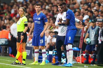 La etapa de Frank Lampard como entrenador principal del Chelsea entre 2019 y 2020, estuvo marcada por la apuesta por jóvenes de la Academia del Chelsea. Mason Mount fue el jugador que más destacó asentándose en el 11 inicial tanto de Lampard como de su sucesor, Thomas Tuchel, con el que conquistaron la Champions de 2021. Mount se marchó el verano pasado al Manchester United, Tammy Abraham, en la imagen junto a Mount y Lampard, se marchó a la Roma en 2021 a la Roma, previo pago de 41 millones de euros. Loftus-Cheek y Tomori también fueron grandes ventas en el conjunto blue.