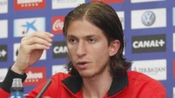 El lateral brasileño, en rueda de prensa.