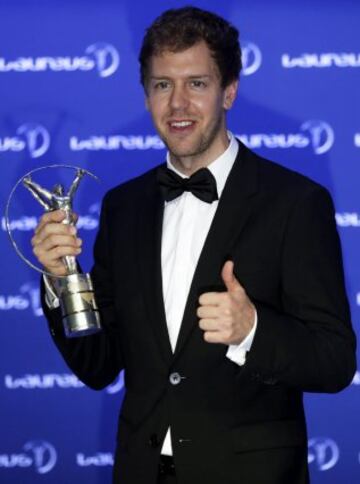 El cuádruple campeón mundial alemán de Fórmula Uno, Sebastian Vettel, posa con su galardón al "Mejor deportista masculino del año". 