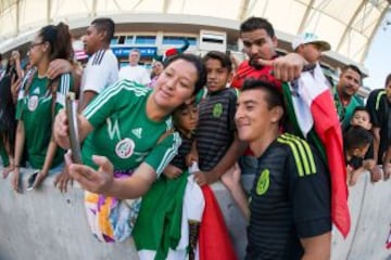 Daniel Álvarez también se dejó fotografiar con los aficionados mexicanos que disfrutaron del partido en Salt Lake City.