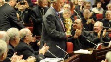 <b>OVACIÓN. </b>Los obispos españoles interrumpieron su Asamblea Plenaria para recibir a Del Bosque, con la Copa, y a Villar, detrás de él.